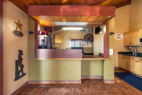 Dapur atau dapur kecil di Super 8 by Wyndham Dodge City