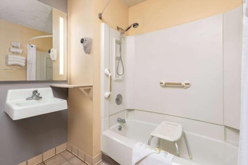 Bilik mandi di Super 8 by Wyndham Dodge City