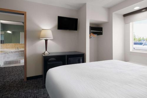 Una cama o camas en una habitación de Baymont by Wyndham Boardman