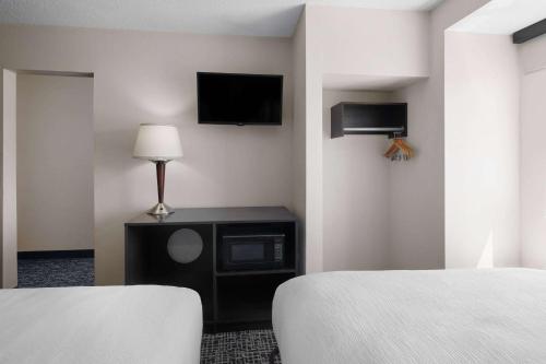 Una cama o camas en una habitación de Baymont by Wyndham Boardman