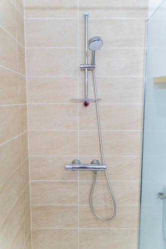 une douche avec pommeau de douche dans une salle de bain dans l'établissement Appartement à 15 min de bordeaux, à Ayguemorte-les-Graves
