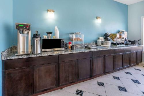 Una cocina con una encimera con un microondas encima. en Days Inn by Wyndham Delta CO, en Delta