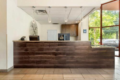 a bar in a office with a wooden wall at Best Western Heritage Inn Chico in Chico