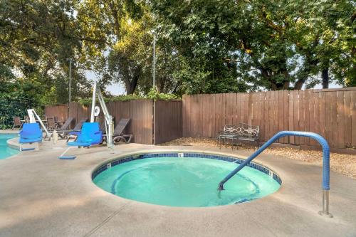 a small swimming pool with a metal rail in a backyard at Best Western Heritage Inn Chico in Chico