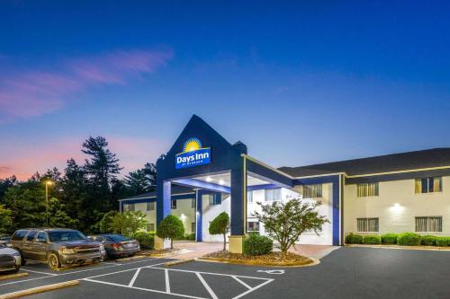 Gallery image of Days Inn & Suites by Wyndham Siler City in Siler City
