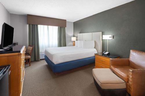Ένα ή περισσότερα κρεβάτια σε δωμάτιο στο Travelodge by Wyndham Redwood Falls