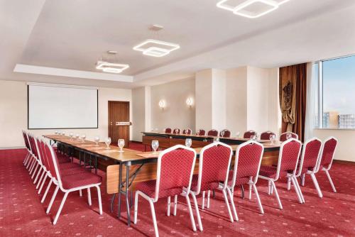 a conference room with a long table and chairs at Ramada by Wyndham Diyarbakir in Diyarbakır