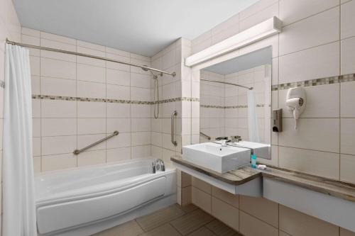 Un baño de Travelodge by Wyndham Roberval