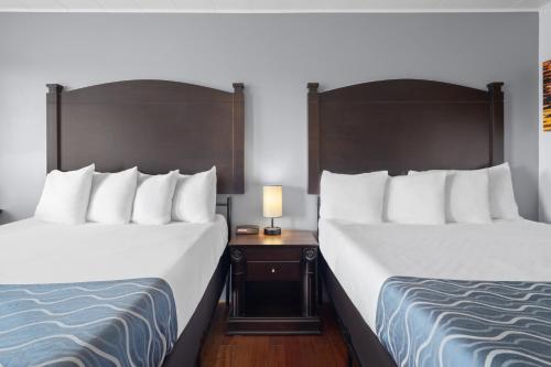 Travelodge by Wyndham Grand Fallsにあるベッド