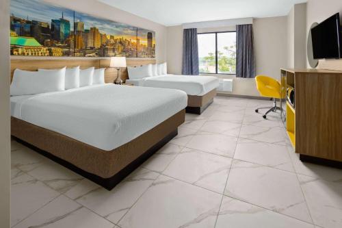 Postel nebo postele na pokoji v ubytování Days Inn by Wyndham Staten Island