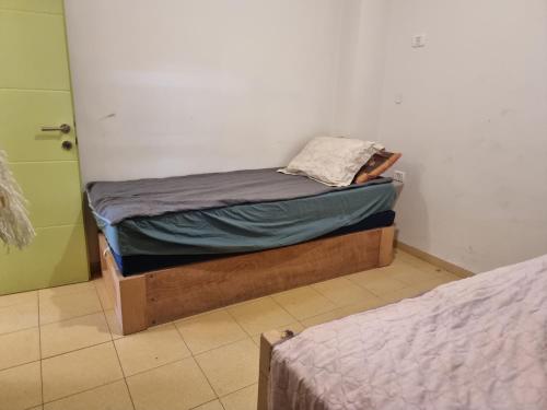 a small bedroom with two beds in a room at בית פרטי לחופש משפחתי in Bayit Wegan