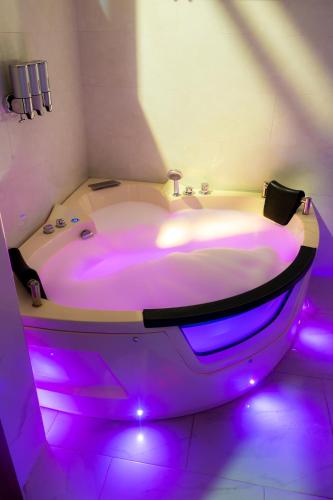 Salle de bains dans l'établissement Caruzo Hotel and suites
