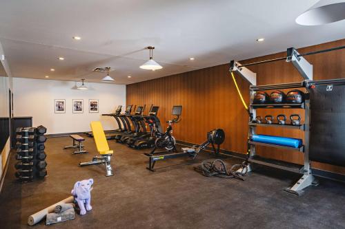 Origin Baton Rouge, a Wyndham Hotelにあるフィットネスセンターまたはフィットネス設備