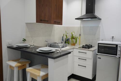 una cucina con un bancone con un lavello e un fornello di Le jaune canari a Sfax