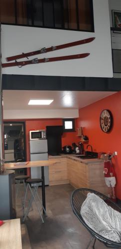 Kuchyň nebo kuchyňský kout v ubytování Le 6 du Pitalugue Bonascre appartement en duplex 55m2