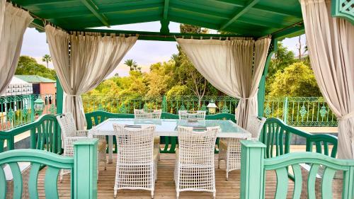 Un balcón o terraza en Sillage Palace Sky & Spa