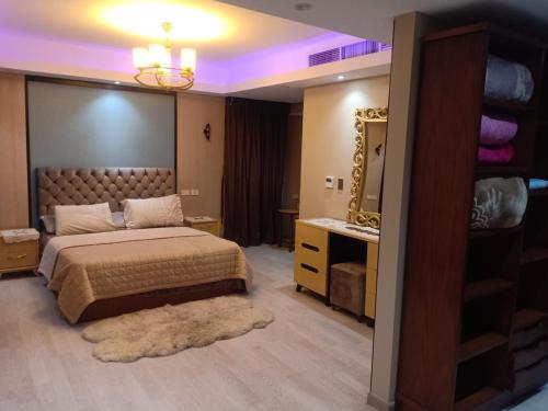 ein Schlafzimmer mit einem großen Bett und einem Spiegel in der Unterkunft maadi families flats in Kairo