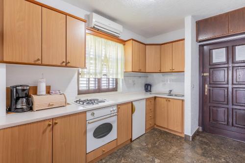Kuchyňa alebo kuchynka v ubytovaní Apartment Zecevo Rtic 10334a