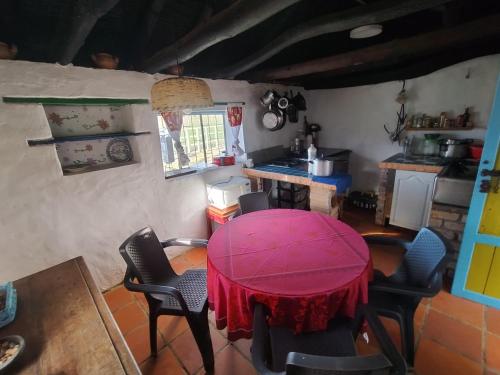 Una cocina con una mesa y sillas en una habitación. en Finca La Aurora Hospedaje Rural de Montaña, en Tibasosa