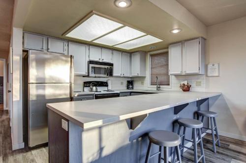 Una cocina o zona de cocina en The Waves