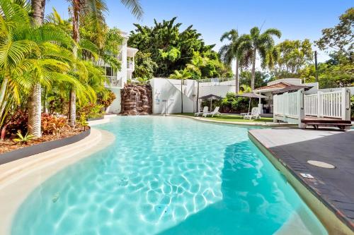 Alassio Beachfront Apartments Palm Coveの敷地内または近くにあるプール