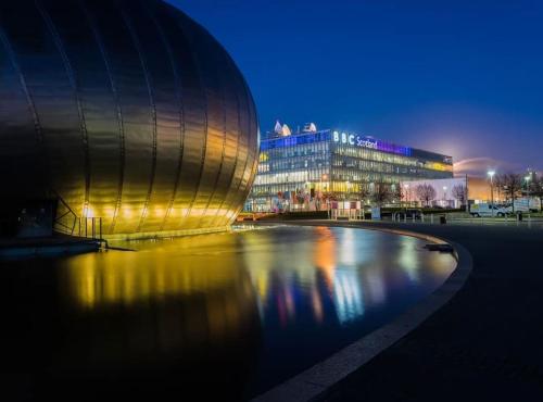 Gambar di galeri bagi Luxurious Penthouse with Bar at Glasgow Hydro & SECC di Glasgow