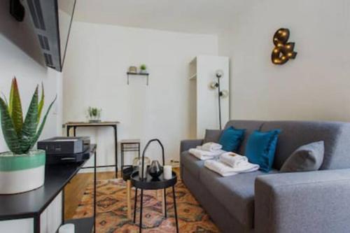un salon avec un canapé et une table dans l'établissement Sevres Cosy studio, à Paris