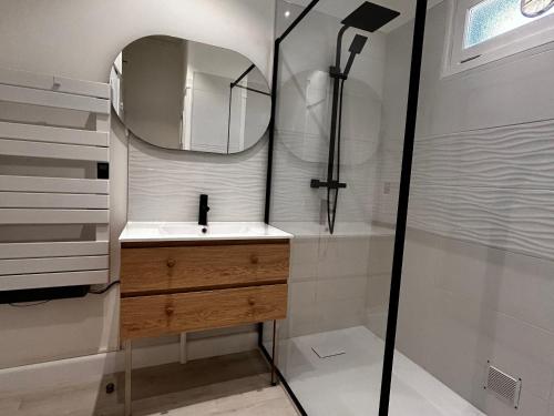 ein Badezimmer mit Waschbecken und Dusche mit Spiegel in der Unterkunft Maison lumineuse avec jardin près de la plage - 4 couchages, quartier calme, St Brévin L'Océan - FR-1-364-136 in Saint-Brevin-les-Pins