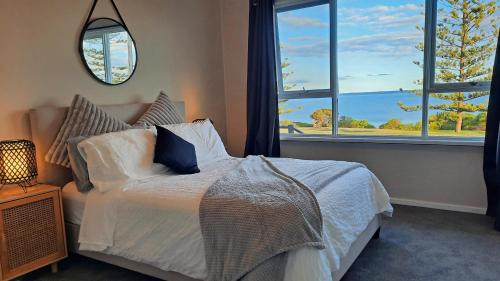 Postel nebo postele na pokoji v ubytování Captains on the Seafront - Winter Fire - stunning sea views- 4br 2bth - large waterfront