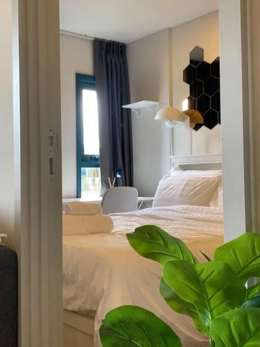 En eller flere senge i et værelse på Modern Resort at Onnut BTS Condo Bangkok Free Shuttle bus