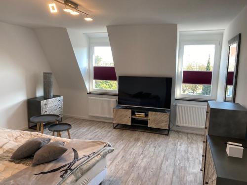 a bedroom with a bed and a flat screen tv at New York: Messe-/Business-/FeWo Düsseldorf/Hilden in Hilden