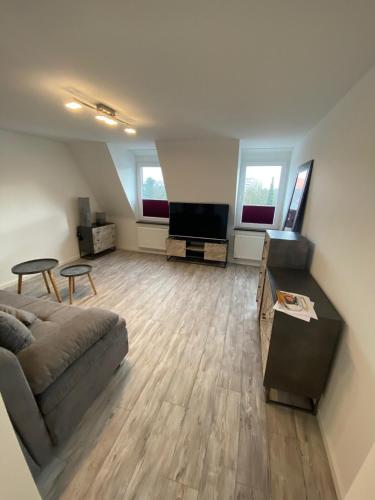 a living room with a couch and a flat screen tv at New York: Messe-/Business-/FeWo Düsseldorf/Hilden in Hilden