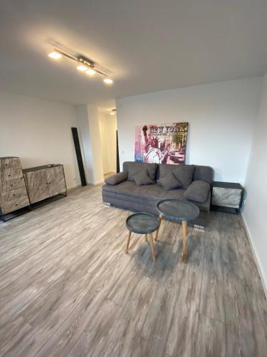 a living room with a couch and two tables at New York: Messe-/Business-/FeWo Düsseldorf/Hilden in Hilden