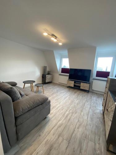 a living room with a couch and a flat screen tv at New York: Messe-/Business-/FeWo Düsseldorf/Hilden in Hilden
