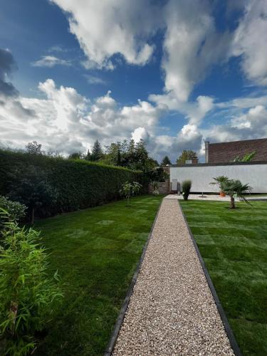 a garden with a gravel walkway in a yard at New York: Messe-/Business-/FeWo Düsseldorf/Hilden in Hilden