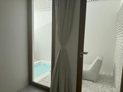 a mirror with a reflection of a tub in a bathroom at Pousada Mestizo in São Miguel do Gostoso