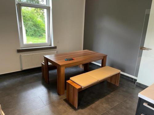 a room with a table and a bench and a window at Exklusives Work and Stay Apartment Nähe Olpe, Attendorn und Finnentrop 3 Schlafzimmer , Küche, Bad und Wohnzimmer in Finnentrop