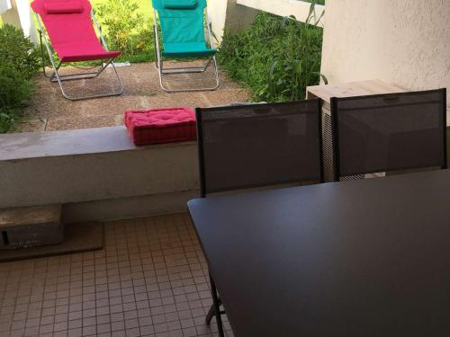 3 chaises, une table, une table et des chaises dans l'établissement Studio Coquet Proche Plage et Commerces, Terrasse, Parking, Clim, Wifi, Lave-Linge, Lave-Vaisselle - FR-1-328-221, à La Grande Motte