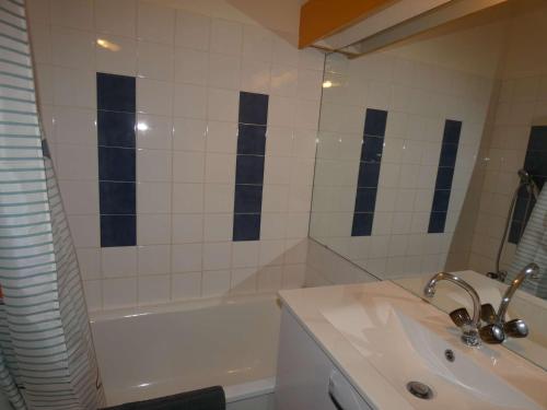 une salle de bain avec un lavabo et une baignoire et un lavabo dans l'établissement Studio Cabine en Rez-de-Chaussée - Vue Jardin & Mer, Quartier Calme - FR-1-328-265, à La Grande Motte