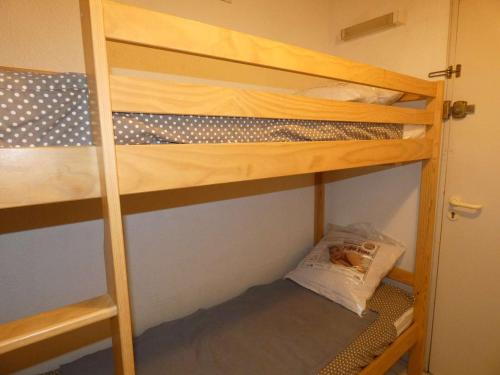 Cette chambre comprend 2 lits superposés avec un ours en peluche sur un oreiller. dans l'établissement Studio Cabine en Rez-de-Chaussée - Vue Jardin & Mer, Quartier Calme - FR-1-328-265, à La Grande Motte