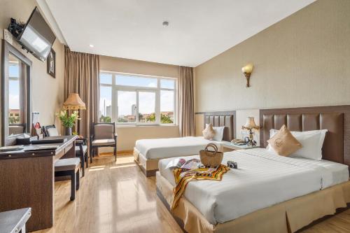 Кровать или кровати в номере Eden Plaza Da Nang Hotel