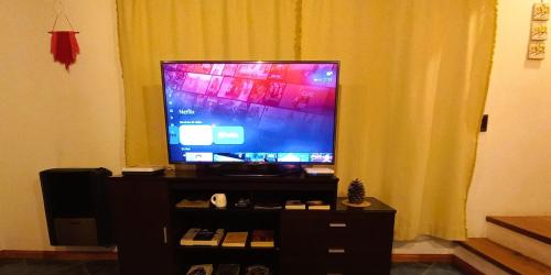 TV a/nebo společenská místnost v ubytování Cabaña cerca del lago y supermercados mayoristas.