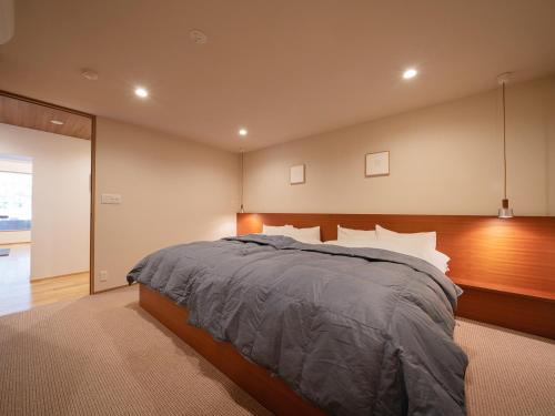 a bedroom with a large bed in a room at Hakkei in Maniwa