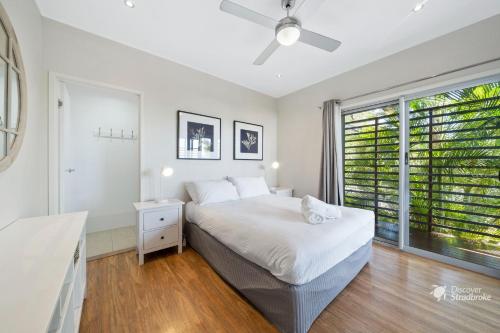 En eller flere senge i et værelse på Bombora 4 Bedroom By Discover Stradbroke