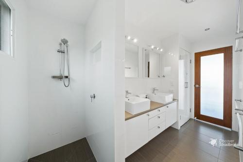 Et badeværelse på Bombora 4 Bedroom By Discover Stradbroke