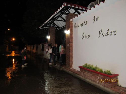 a group of people standing on a wall near a river at Quinta de san pedro in Villavicencio