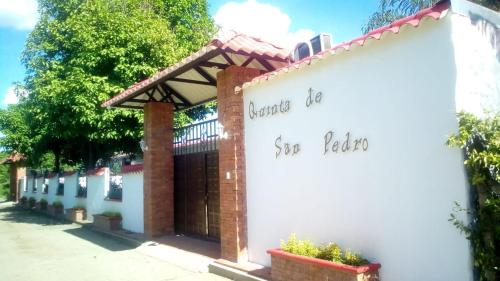 a white building with a sign that says imagine us so better at Quinta de san pedro in Villavicencio