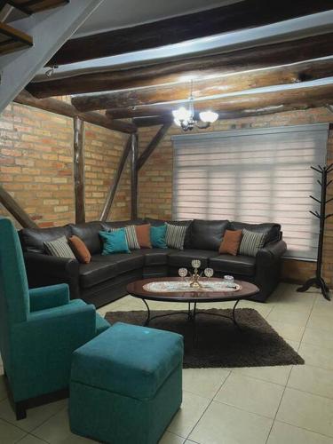 a living room with a couch and a table at Bella casa estilo rustico moderno in Cuenca