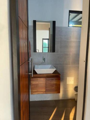 a bathroom with a sink and a mirror at Villa Cerat Escapada de lujo cerca de Medellin-Pets friendly in Sopetrán