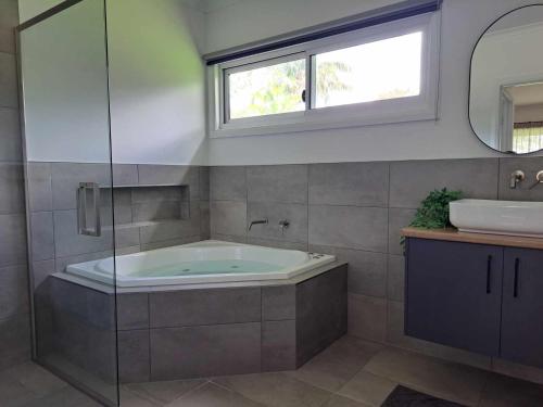 Ένα μπάνιο στο Prom Port Holiday Cottages-Wilsons Prom,Port Welshpool,Whale Watching,Fishing